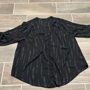 Torrid blouse size 1 roll tab sleeves and arrows